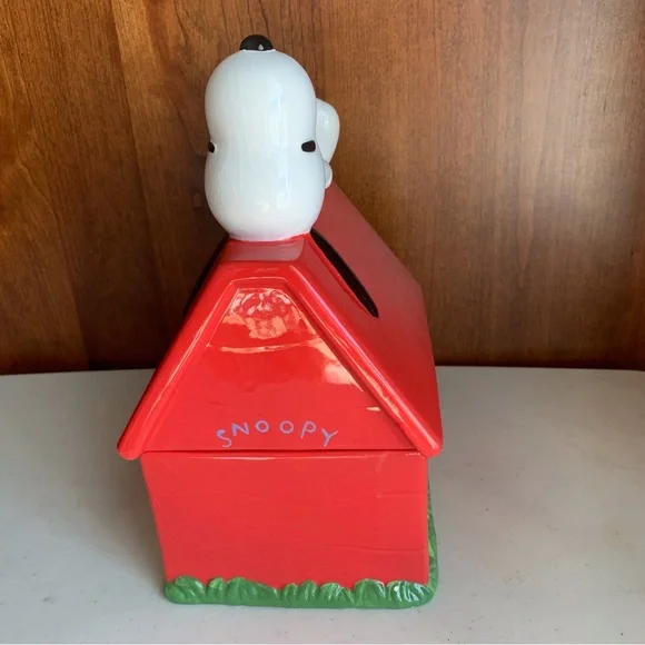 Peanuts Classic Snoopy on His Dog House Ceramic Cookie Jar - Picture 3 of 8